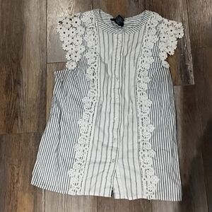 Woman's "Jones& Co" blouse sleevless